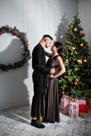 Téléchargez les photos : Couple romantique amoureux heureux d'être ensemble célébrer les vacances d'hiver de bonne humeur - en image libre de droit