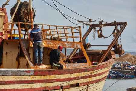 Foto de ESSAOUIRA, MOROCCO. 13 th February, 2017: Typical fishing boat on the coast of Essouira, Morocco. The city was called Sidi Megdoulin in 11th-century - Imagen libre de derechos