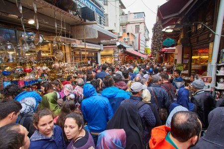 Téléchargez les photos : ISTANBUL, ISTANBUL - APRIL 21, 2017: Everyday life on the market street near Grand Bazaar in Istanbul. Turkey. - en image libre de droit