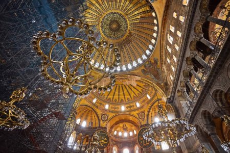 Téléchargez les photos : Istanbul, Turkey - April 21, 2017: Interior Hagia Sophia, Aya Sofya museum in Istanbul Turkey - en image libre de droit