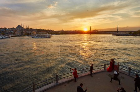 Foto de ISTANBUL, TURKEY - APRIL 21, 2017: Istanbul at a dramatic sunset with sun - Imagen libre de derechos