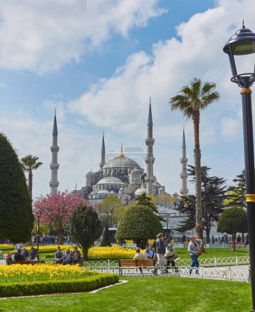 Téléchargez les photos : Istanbul, Turkey - April 21, 2017: Spring in Sultanahmet Square. panorama of Sultanahmet Cami Blue Mosque, Istanbul, Turkey. - en image libre de droit