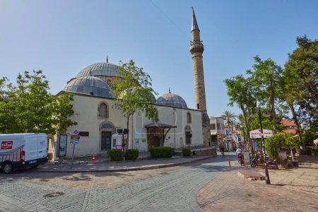 Téléchargez les photos : Antalya, Turkey - 02.05.2017: Old town Kaleici panoramic view with mosque minaret and Clock Tower. Antalya tourist resort - en image libre de droit