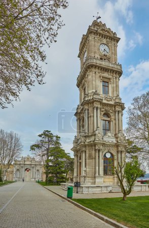 Téléchargez les photos : Besiktas, Istanbul - Turkey - April 24, 2017: Dolmabahce Palace and clock tower exterior view - en image libre de droit
