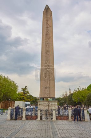 Foto de ISTANBUL, TURKEY - APRIL 21, 2017: Obelisk of Theodosius is an ancient Egyptian obelisk of Pharaoh Thutmose III, located now in the modern city of Istanbul, Turkey. - Imagen libre de derechos