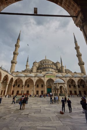 Foto de ISTANBUL, TURKEY - APRIL 21, 2017: courtyard in the Blue Mosque also known as the Sultan Ahmed Mosque . Is an Ottoman-era historical imperial mosque was constructed between 1609 and 1616 . - Imagen libre de derechos
