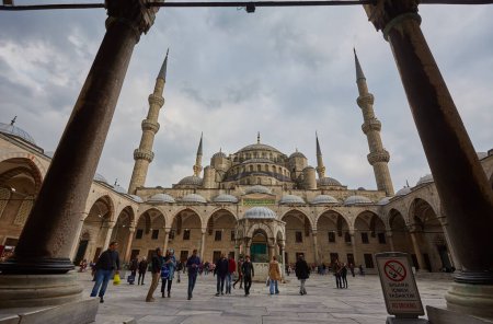 Téléchargez les photos : ISTANBUL, TURKEY - APRIL 21, 2017: courtyard in the Blue Mosque also known as the Sultan Ahmed Mosque . Is an Ottoman-era historical imperial mosque was constructed between 1609 and 1616 . - en image libre de droit