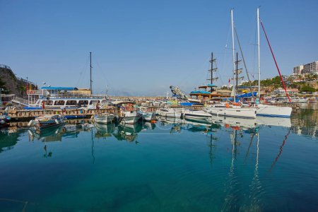 Téléchargez les photos : Antalya, Turkey - 02.05.2017: Panoramic view of the port in the old town old city marina at summer, Turkey - en image libre de droit