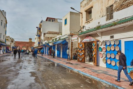 Foto de ESSAOUIRA, MOROCCO. 12 th February, 2017: colorful handricrafts at moroccan shops in essaouita, after the rain - Imagen libre de derechos
