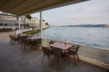 Foto de Istanbul, Turkey - April 21, 2017: Deserted cafe, tables overlooking the Bosphorus, Istanbul, Turkey. - Imagen libre de derechos