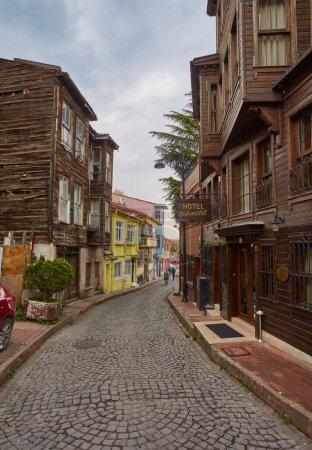 Foto de Istanbul, Turkey - April 21, 2017: Narrow old street in the center of Istanbul, Sultanahmet district - Imagen libre de derechos