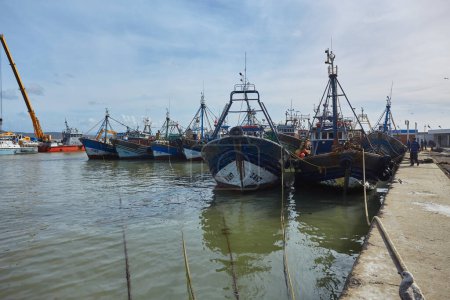 Foto de ESSAOUIRA, MOROCCO. 13 th February, 2017: Typical blue fishing boat on the coast of Essouira, Morocco. The city was called Sidi Megdoulin in 11th-century - Imagen libre de derechos