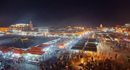 Foto de Morocco, Marrakech, February 02, 2017: Jemaa el-Fnaa square at evening - Marakech, Morocco - Imagen libre de derechos