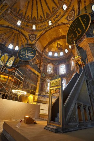 Téléchargez les photos : Istanbul, Turkey - April 21, 2017: Interior Hagia Sophia, Aya Sofya museum in Istanbul Turkey - en image libre de droit