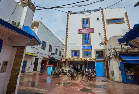 Téléchargez les photos : ESSAOUIRA, MOROCCO. 12 th February, 2017: colorful handricrafts at moroccan shop in essaouita, after the rain - en image libre de droit