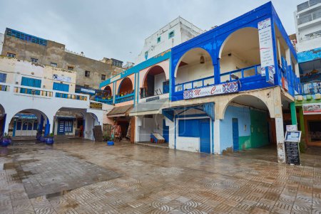 Téléchargez les photos : ESSAOUIRA, MOROCCO. 12 th February, 2017: colorful handricrafts at moroccan shops in essaouita, after the rain - en image libre de droit