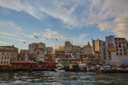 Foto de Istanbul, Turkey - April 21, 2017: Bosphorus strait with ferry boats on the sunset in Istanbul, Turkey - Imagen libre de derechos