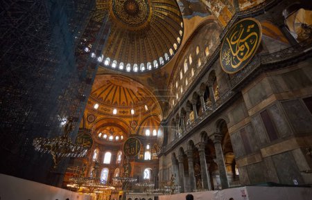 Foto de Istanbul, Turkey - April 21, 2017: Interior Hagia Sophia, Aya Sofya museum in Istanbul Turkey - Imagen libre de derechos