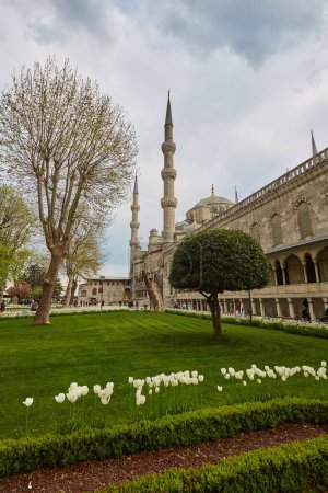 Foto de ISTANBUL, TURKEY - APRIL 21, 2017: courtyard in the Blue Mosque also known as the Sultan Ahmed Mosque . Is an Ottoman-era historical imperial mosque was constructed between 1609 and 1616 . - Imagen libre de derechos