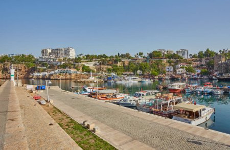 Téléchargez les photos : Antalya, Turkey - 02.05.2017: Panoramic view of the port in the old town old city marina at summer, Turkey - en image libre de droit