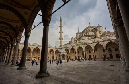 Téléchargez les photos : ISTANBUL, TURKEY - APRIL 21, 2017: courtyard in the Blue Mosque also known as the Sultan Ahmed Mosque . Is an Ottoman-era historical imperial mosque was constructed between 1609 and 1616 . - en image libre de droit