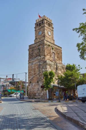 Foto de Antalya, Turkey - 02.05.2017: Old town Kaleici panoramic view with mosque minaret and Clock Tower. Antalya tourist resort - Imagen libre de derechos