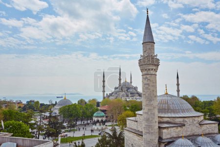 Foto de Mezquita Sultan Ahmed Mezquita azul en Estambul, Turquía en un hermoso día de verano - Imagen libre de derechos