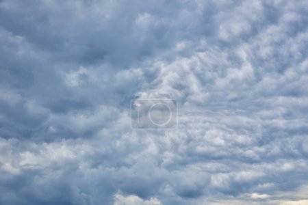 Foto de Cielo nublado y sombrío. Tonos de gris y blanco en el marco completo. - Imagen libre de derechos