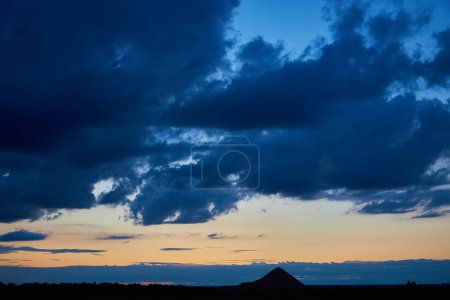 Téléchargez les photos : Sunset over the spoil tip, slag heap, terril, terrikon, coal mine, Donbass landscape. Ukraine - en image libre de droit