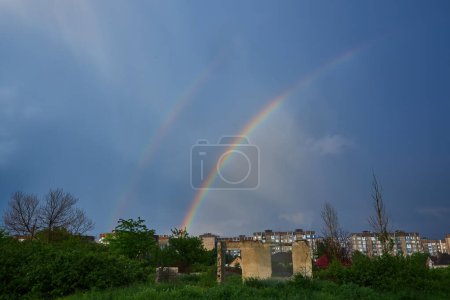 Téléchargez les photos : Ruined house under fresh rainbow, rainy summer in Ukraine - en image libre de droit