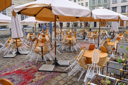 Téléchargez les photos : Table basse et chaises dans la rue - en image libre de droit