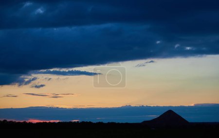 Foto de Sunset over the spoil tip, slag heap, terril, terrikon, coal mine, Donbass landscape. Ukraine - Imagen libre de derechos