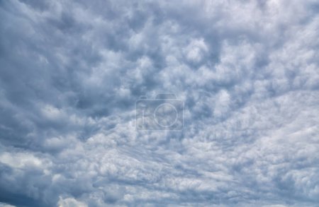 Foto de Cielo nublado y sombrío. Tonos de gris y blanco en el marco completo. - Imagen libre de derechos
