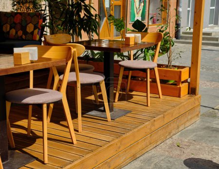 Téléchargez les photos : Outdoor street cafe tables ready for service. Small GRIP - en image libre de droit