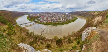 Foto de El río Dniester y la ciudad de Zalishchyky, vista aérea, un hermoso paisaje de la ciudad rodeada por un río, en forma de una herradura. Ucrania, viajes - Imagen libre de derechos