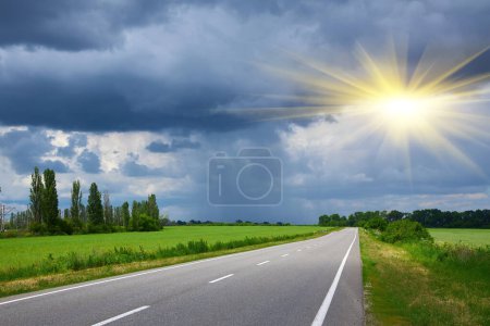 Téléchargez les photos : Panorama de la route asphaltée à la campagne par une journée ensoleillée d'été - en image libre de droit
