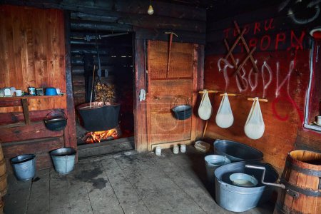 Téléchargez les photos : Making organic sheep cheese in wooden mountain Carpathian cheese factory with a boiling smoked cauldron with milk on open fire, Western Ukraine, Europe - en image libre de droit
