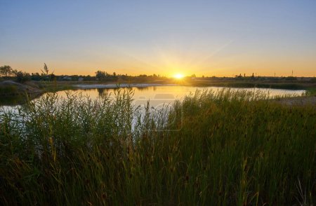 Téléchargez les photos : Vue panoramique sur un magnifique coucher de soleil ou lever de soleil au-dessus de la rivière le soir d'été
. - en image libre de droit