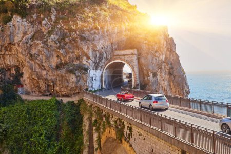 Téléchargez les photos : Tunnel caractéristique de la côte amalfitaine, Italie, Europe - en image libre de droit
