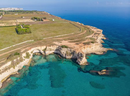 Foto de Vista panorámica aérea del dron de la costa y la playa de elba cerca de Sant 'Andrea, Italia - Imagen libre de derechos