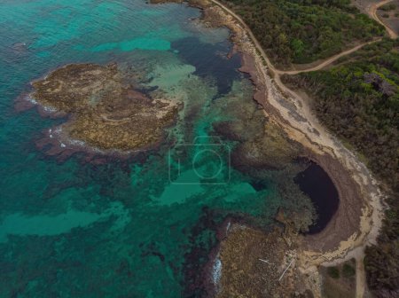 Foto de Zenith vista de la costa alrededor de Torre Guaceto en Puglia, Italia. La toma realza las capas de la morfología del suelo y los colores de la naturaleza típicos de esta zona. - Imagen libre de derechos