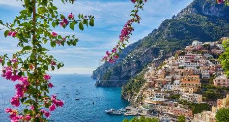 Foto de Vista de la ciudad de Positano con flores, Costa Amalfitana, Italia - Imagen libre de derechos