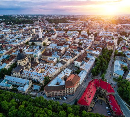 Téléchargez les photos : Vieille ville européenne, vue panoramique. Toits carrelés de maisons - en image libre de droit