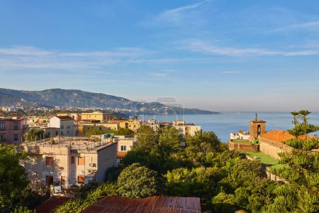 Foto de Vista de la costa de Amalfi y el pueblo de Meta, Italia. balneario. - Imagen libre de derechos