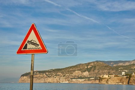 Téléchargez les photos : Panneau routier international 'Quai ou rive non protégés'. Il montre une voiture tombant dans l'eau, Port de Sorento, Italie - en image libre de droit