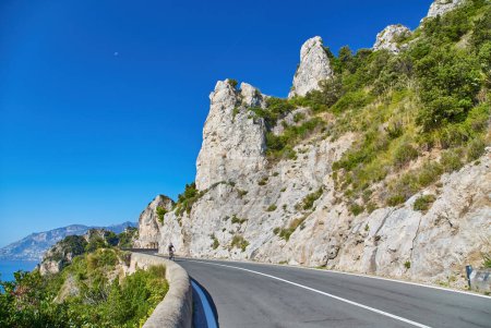 Foto de El camino a lo largo de la costa de Amalfi. Italia - Imagen libre de derechos