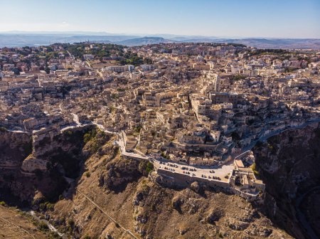 Foto de Vista desde arriba, impresionante vista aérea del horizonte de Matera durante un hermoso amanecer. Matera es una ciudad en un afloramiento rocoso en la región de Basilicata, en el sur de Italia. - Imagen libre de derechos