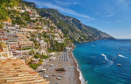 Blick auf Positano mit komfortablen Stränden und blauem Meer an der Amalfiküste in Kampanien, Italien. Amalfiküste ist beliebtes Reise- und Urlaubsziel in Europa.