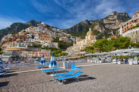 Foto de Panorama Positano, Italia - Playa con sombrillas, Costa Amalfitana, concepto de vacaciones - Imagen libre de derechos