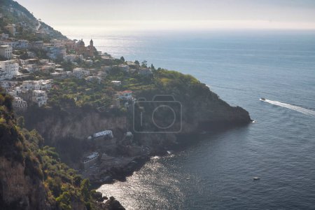 Foto de Vista panorámica de Positano con playas cómodas y mar azul en la costa de Amalfi en Campania, Italia. Costa Amalfitana es un destino popular de viajes y vacaciones en Europa. - Imagen libre de derechos